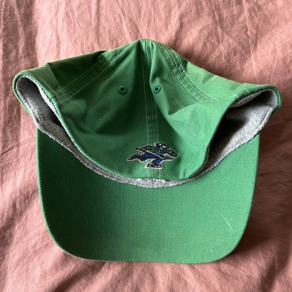Vancouver Canucks Hat - Picture 2 of 3